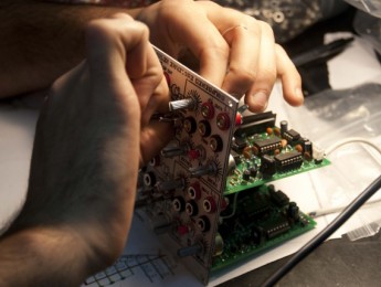 Consultorías DIY gratuitas y talleres de construcción de sintes en Hangar