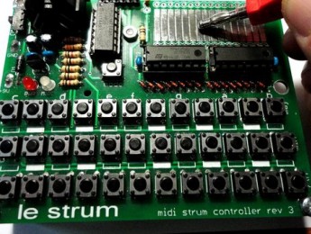 LE STRUM de Jason Hotchkiss, un kit DIY para tocar acordes y rasgueos vía MIDI