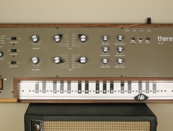 Therevox ET-4, un theremin con teclado y MIDI sobre USB