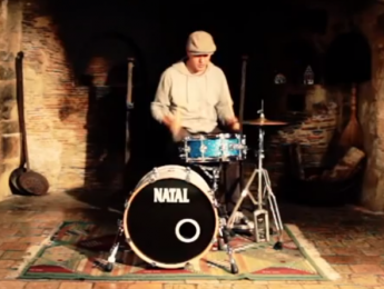 Cómo suena una batería en distintos ambientes, literalmente