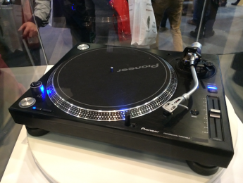 Pioneer muestra un giradiscos profesional
