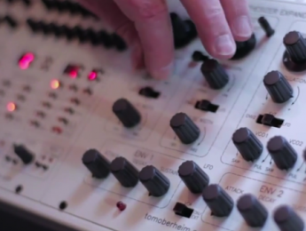 Tom Oberheim muestra el nuevo Two Voice Pro