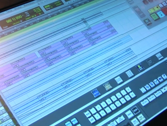 Raven MTi de Slate Pro Audio, exprimiendo la pantalla táctil