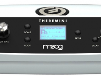 Dorit Chrysler acaricia el nuevo Moog Theremini
