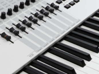 Un Motif XF conmemorativo en color blanco