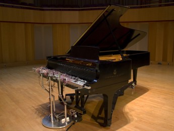 Un piano que se acciona con el movimiento de las nubes