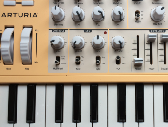 Arturia Microbrute SE en tres colores y con cables apilados