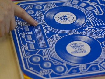 El controlador impreso del vinilo de Qbert