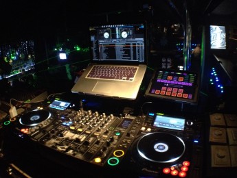 Los ordenadores en la cabina del DJ, ¿ahora sobran?