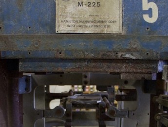 Trece máquinas de prensar vinilos olvidadas por el tiempo