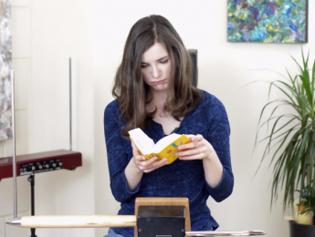 Carolina Eyck publica una introducción al theremin en español
