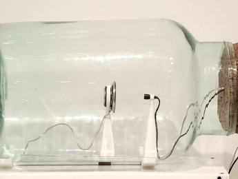 De ecos vacíos, espacios que se escuchan a sí mismos y el feedback como arte