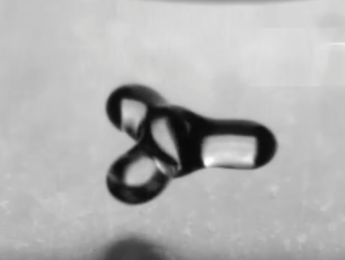 La belleza del sonido en la transformación de una gota levitando