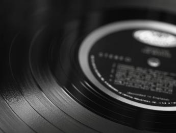 Escuchar música sigue siendo la actividad cultural preferida en España