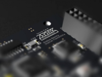 Zephyr-1, polifonía escalable en un sinte híbrido analógico-digital