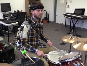 Un brazo robótico inteligente permite tocar la batería a tres manos