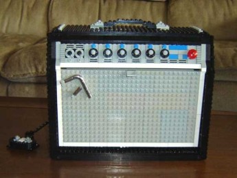 Un amplificador Princeton Reverb hecho con Lego