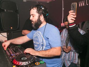 La realidad tras la noticia del club que prohíbe pinchar con portátil