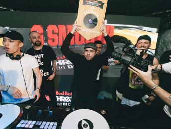 El DJ ganador del Redbull Thre3style Australia, destronado por playback