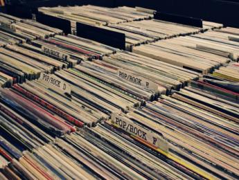 El comprador de vinilos es adulto, introvertido y solitario, según un estudio