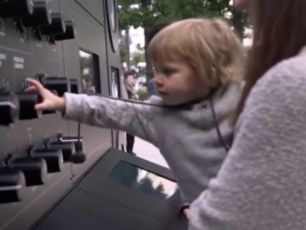 Korg y el artista Daito Manabe crean un sintetizador "de tamaño humano"