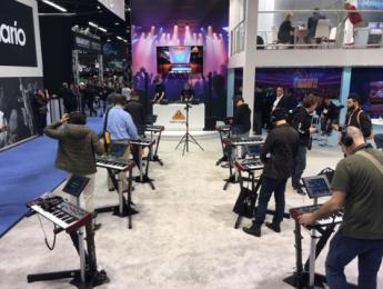 El stand de Behringer en el NAMM Show, repleto de DeepMind 12