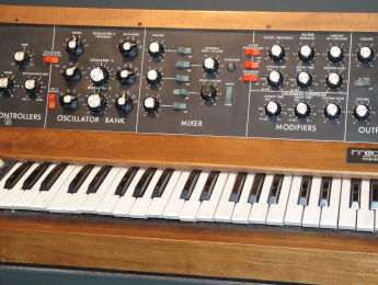 Uli Behringer planea un Minimoog de bajo coste