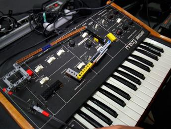 Controlando un Moog Prodigy con piezas de Lego