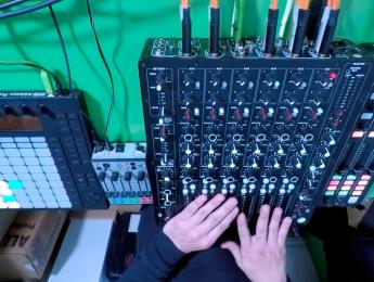 Paco Osuna y MODEL 1, el mezclador DJ de Richie Hawtin