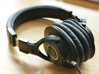 ¿Se puede mezclar bien con auriculares?