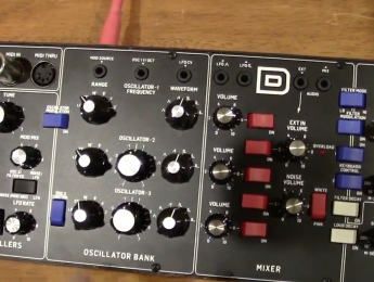Behringer D y Minimoog Model D, cara a cara en una extensa comparativa