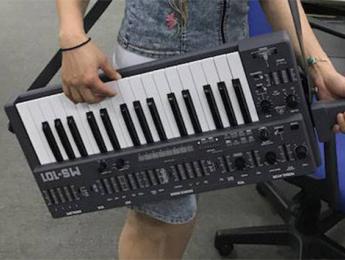 Behringer muestra una réplica del SH-101 el mismo día en que Roland presenta la suya