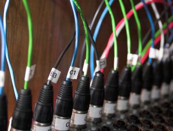 ¿Por qué se usan conexiones de micrófono para fuentes de línea?