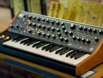 Moog Subsequent 37, ahora sin salidas CV por 300 dólares menos