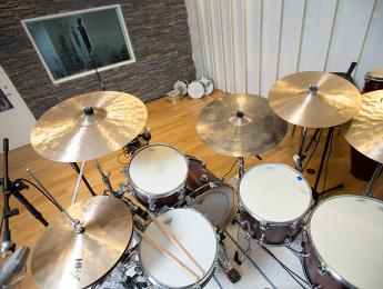 6 técnicas para microfonear una batería con un solo micro