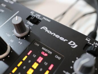 Review de Pioneer DJM-250MK2, un mixer pequeño sólo por fuera
