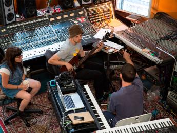 16 razones por las que tocar en estudio es distinto de tocar en directo