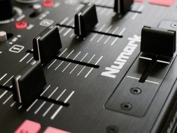Review del Numark NS6II, controlador híbrido de cuatro canales
