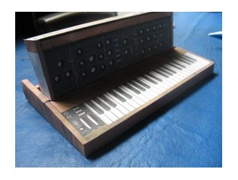 De regalo: un Minimoog de papel para que lo montes tú mismo