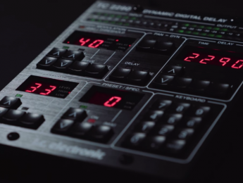 Cuando el soft no basta: TC Electronic rescata un delay en plugin con controlador dedicado