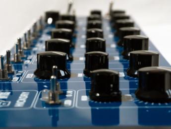 Hickory y Dickory, dos controladores MIDI de aspecto analógico