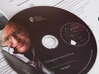 Stephen Hawking y Vangelis viajan de la mano hacia un agujero negro desde Ávila