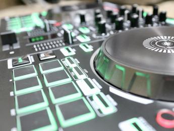 Review de Roland DJ-202, controlador para Serato y caja de ritmos