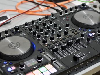 Review de Traktor Kontrol S4 MK3, el arriesgado controlador DJ de Native Instruments