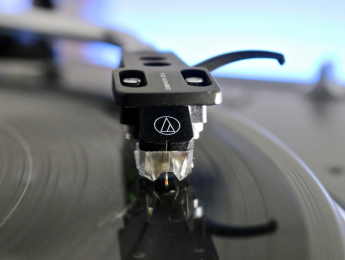 Ikea lanza una versión para DJ y amantes del vinilo de su famosa estantería  Kallax