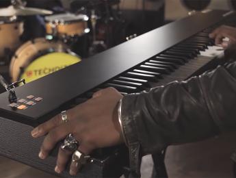 Akai MPK Road 88: controlador, interfaz de audio y maleta, todo en uno