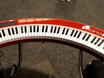 PianoArc, el teclado controlador circular del teclista de Lady Gaga