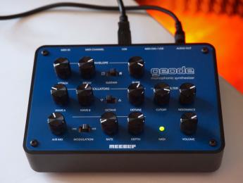 MeeBlip geode, cuarta generación del compacto sinte hardware