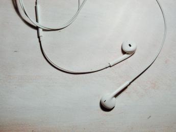 ¿Por qué no escucho mi bajo en altavoces pequeños?