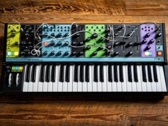 Moog Matriarch, sinte analógico semi-modular con 4 voces y 90 puntos de conexión